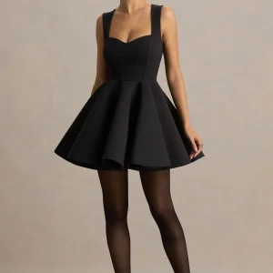 Malia | Vestido Corto Negro con Escote Corazón y Falda Skater