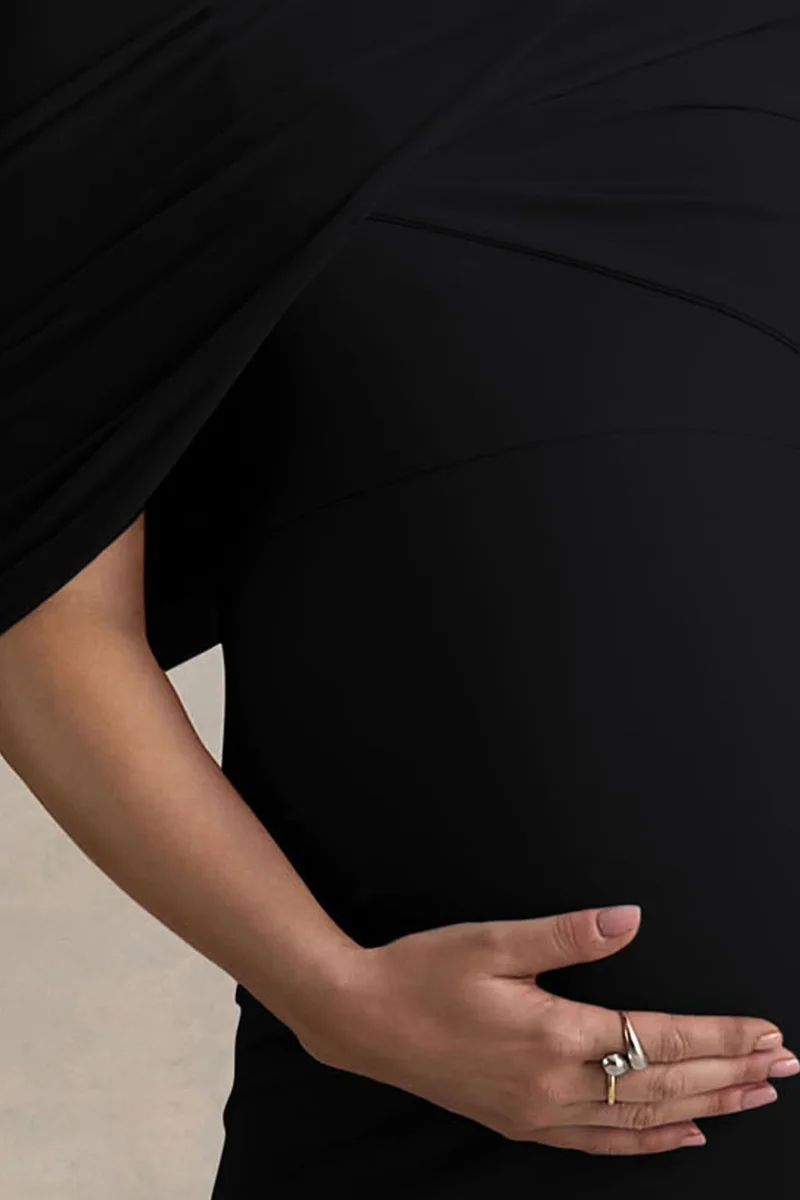 Augustina | Vestido Midi de Maternidad Negro con Capa - Imagen 4