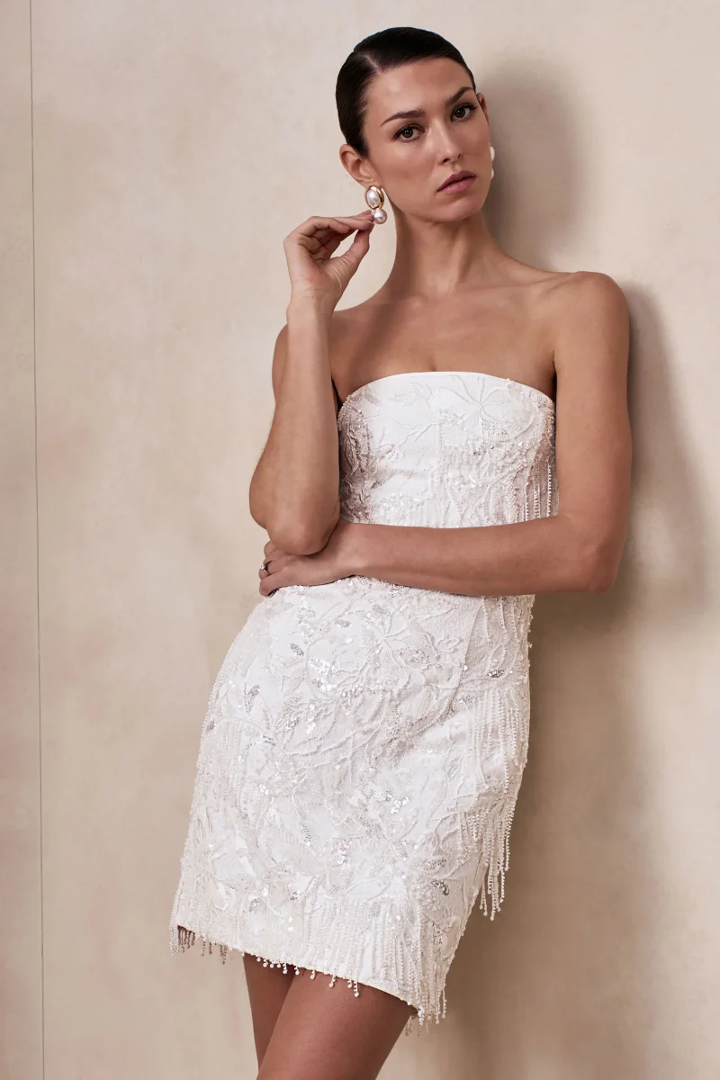 Paulina | Vestido Corto Blanco Adornado Con Escote Palabra De Honor - Imagen 6