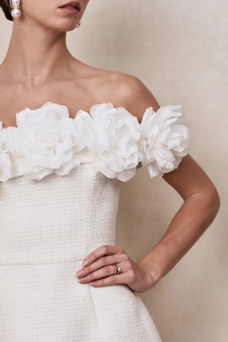 Florinda | Vestido corto blanco de tejido Bouclé con escote Bardot de volantes - Imagen 5