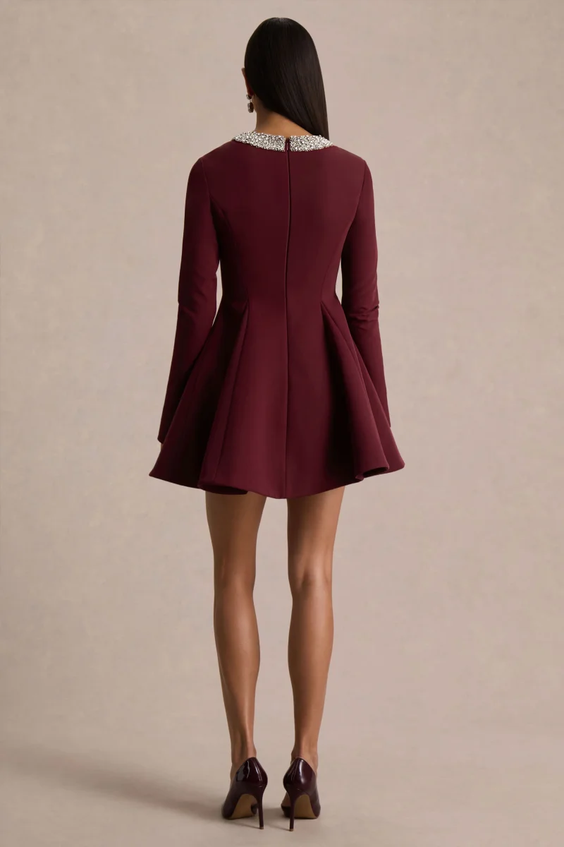 Eletta | Vestido Corto Burdeos con Cuello Redondo y Detalle de Pedrería - Imagen 3