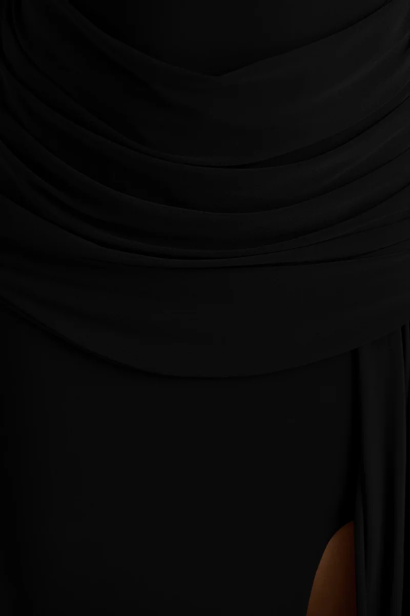 Dynasty | Vestido Largo Negro con Escote Asimétrico, Detalles Fruncidos y Abertura Alta Frontal - Imagen 7