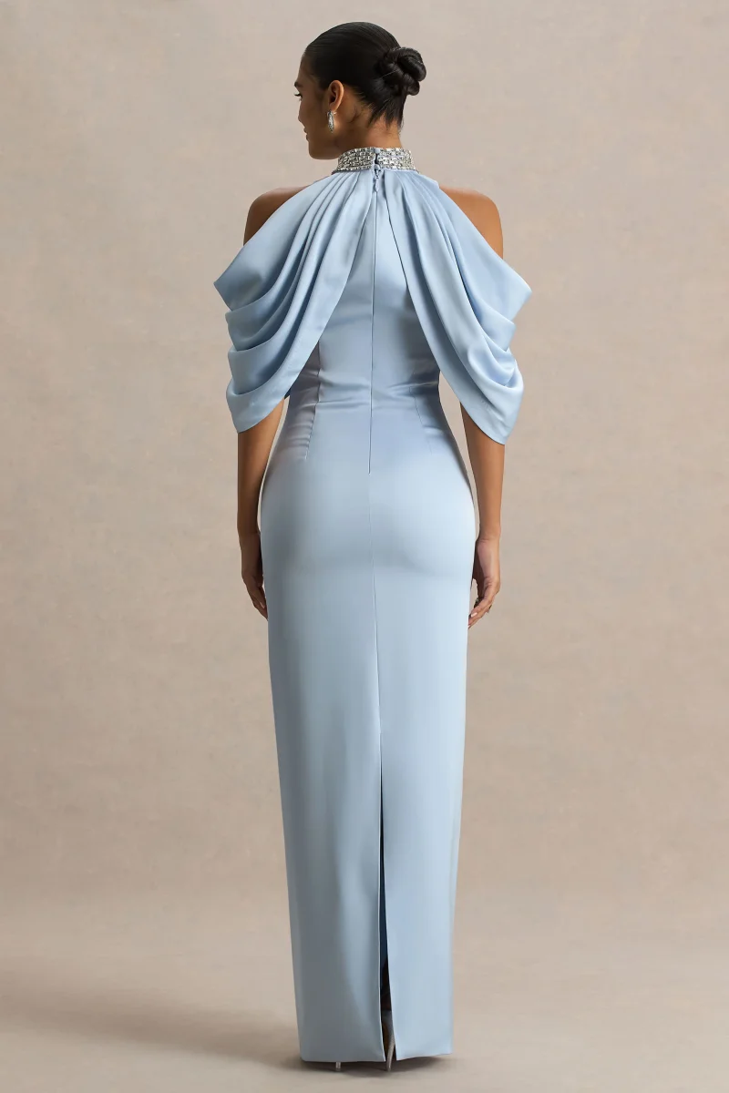 Sulliana | Vestido largo azul empolvado de satén con cuello alto adornado y mangas tipo capa - Imagen 4