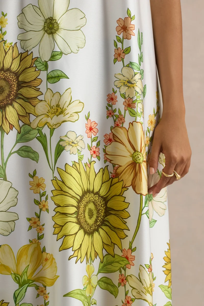 Glide | Vestido largo satinado con detalle de cuello con lazo y estampado de girasoles - Imagen 7