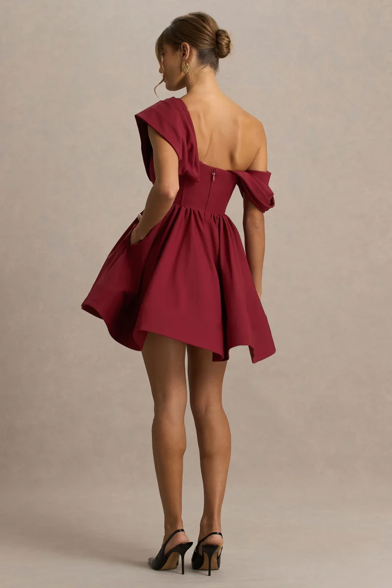Verona | Vestido corto skater burdeos con escote asimétrico drapeado - Imagen 3