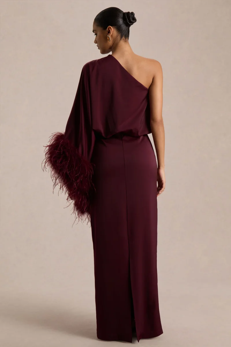 Felicity | Vestido Largo Burdeos de Satén con Escote Asimétrico, Plumas y Detalles Fruncidos - Imagen 3