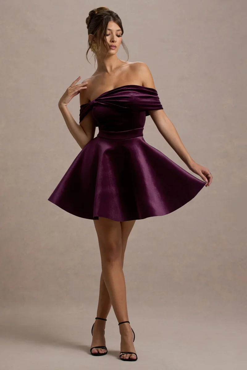 Dede | Vestido corto de terciopelo con escote bardot en color burdeos oscuro - Imagen 6