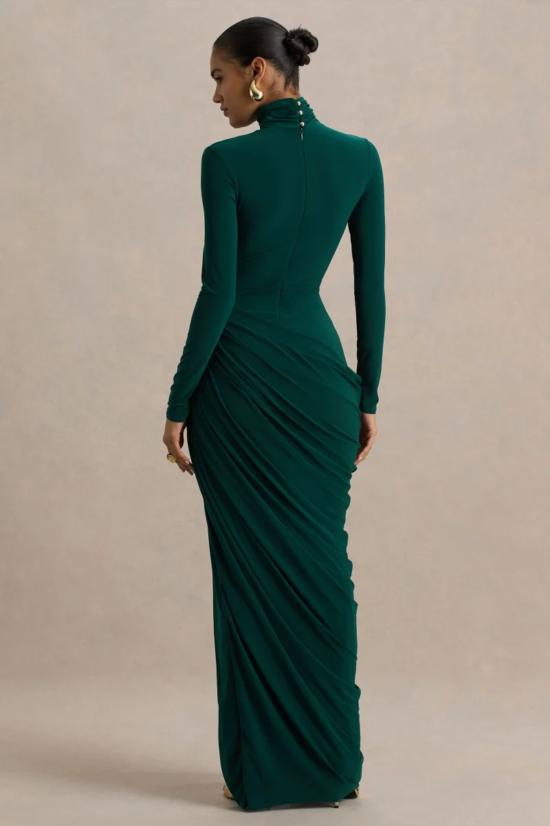 Betsy | Vestido Largo De Cuello Alto En Verde Botella Con Abertura Frontal y Detalle Fruncido - Imagen 3