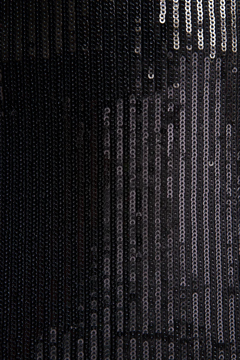 Cosmic Star | Vestido Largo Negro de Lentejuelas con Cuello Alto y Puños de Plumas - Imagen 8
