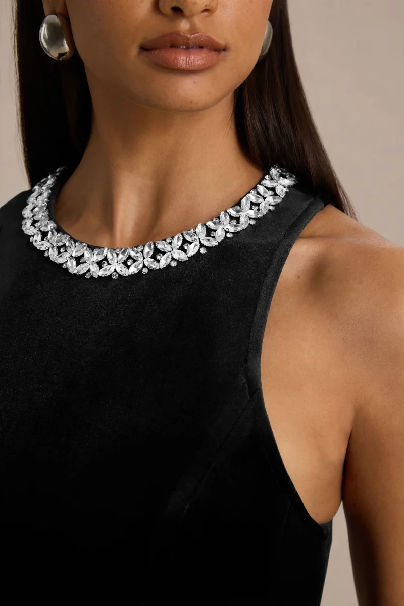 Meva | Vestido corto negro de terciopelo con cuello alto ornamentado - Imagen 4