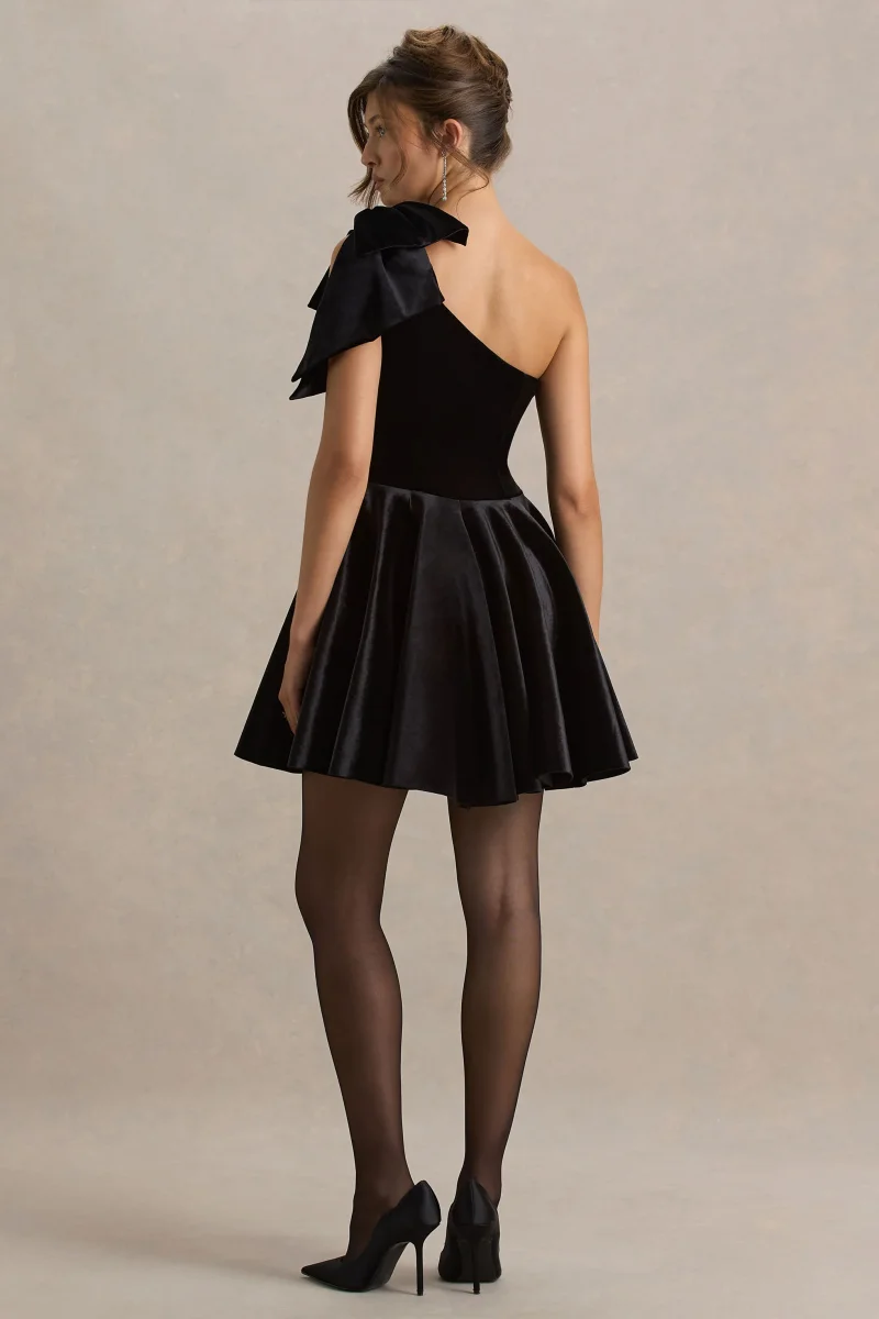 Keeley | Vestido Corto Negro de Terciopelo con Escote Asimétrico y Lazo - Imagen 3
