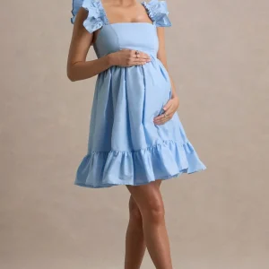 Dolly Daze | Vestido corto premamá en azul claro con detalle de volantes