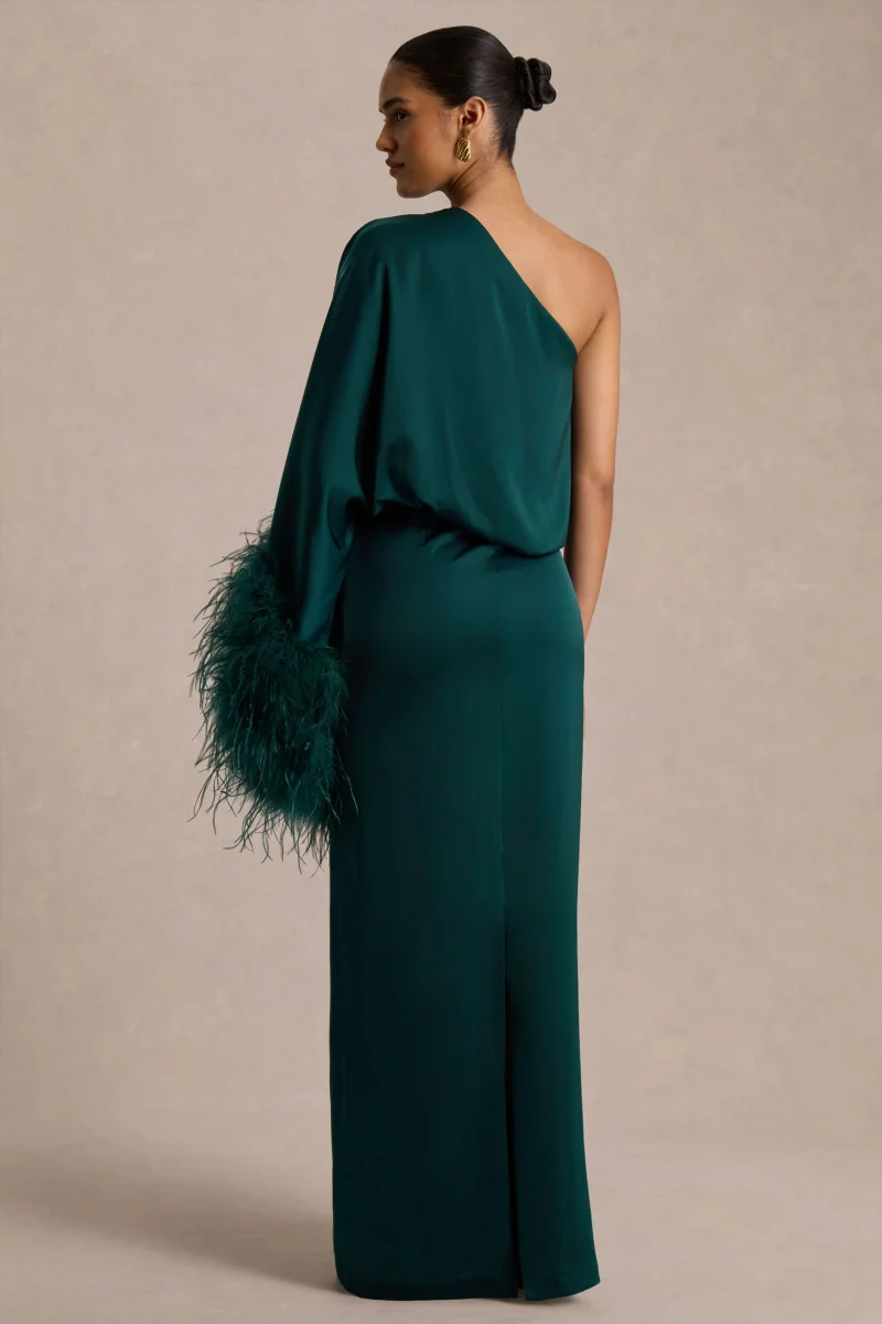 Felicity | Vestido Largo Verde Azulado de Satén con Escote Asimétrico, Plumas y Detalles Fruncidos - Imagen 3