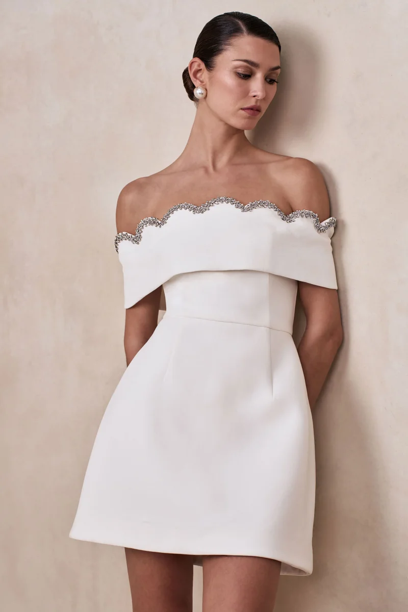 Norella | Vestido Corto Blanco de Escote Bardot Festoneado - Imagen 4