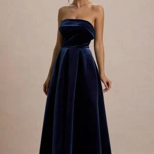 Addina | Vestido largo de terciopelo en azul marino con falda plisada