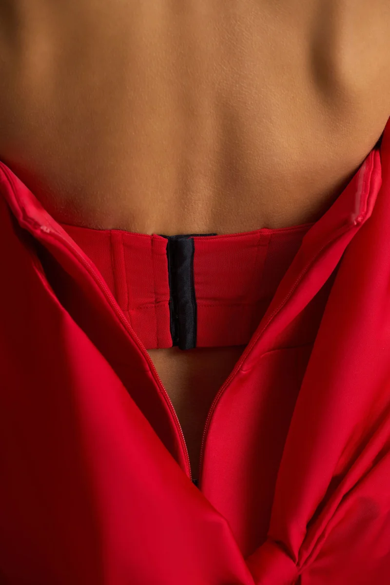Tindra | Vestido Corto Rojo con Escote Bandeau y Mangas de Lazo - Imagen 5