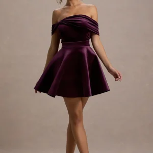 Dede | Vestido corto de terciopelo con escote bardot en color burdeos oscuro