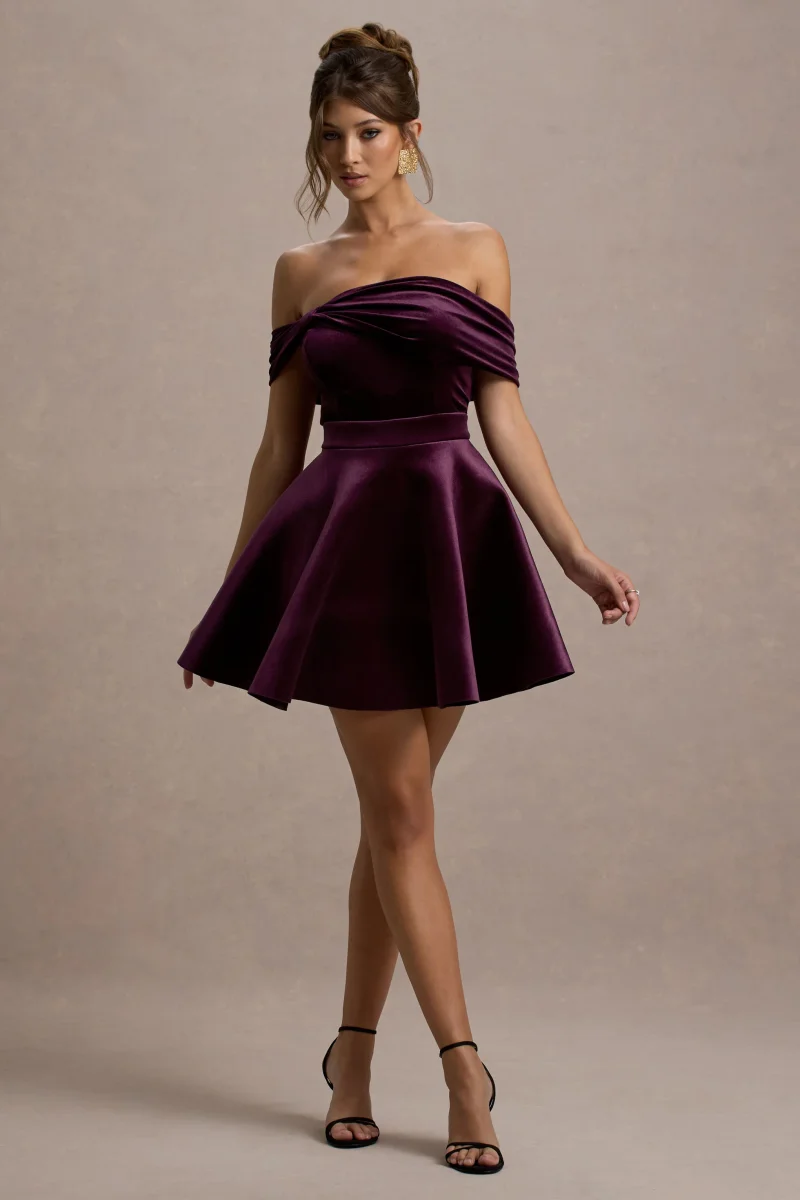 Dede | Vestido corto de terciopelo con escote bardot en color burdeos oscuro - Imagen 2