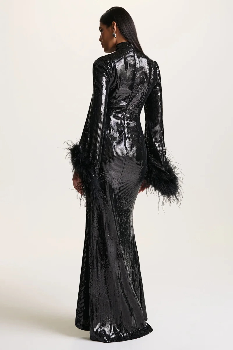Cosmic Star | Vestido Largo Negro de Lentejuelas con Cuello Alto y Puños de Plumas - Imagen 3